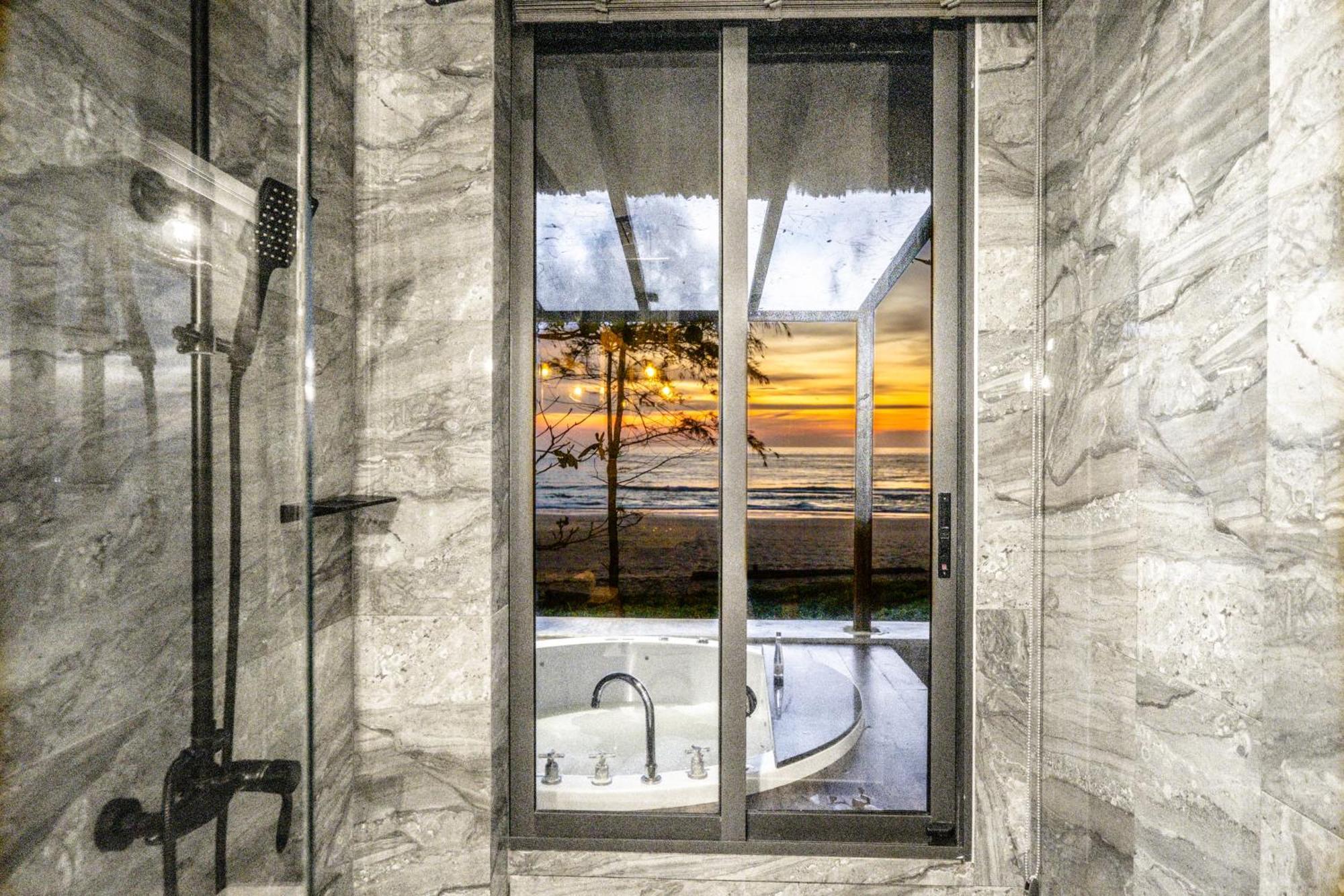 Sealord Naithon Beachfront Villa Exterior photo